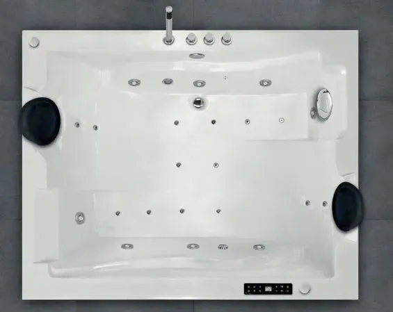 Una bañera blanca con manijas y chorros negros