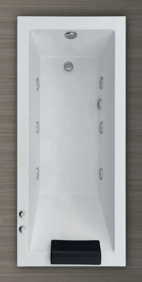Una bañera blanca reposa sobre un suelo de madera.