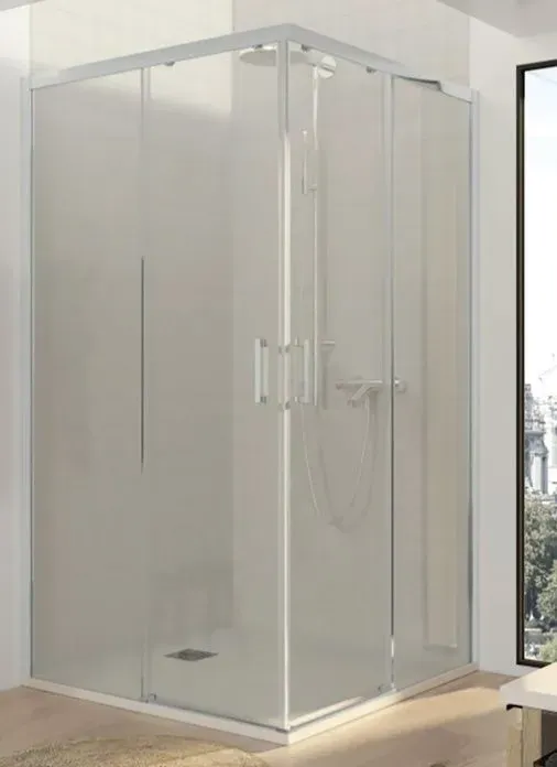 Una cabina de ducha con puertas corredizas de vidrio en un baño.