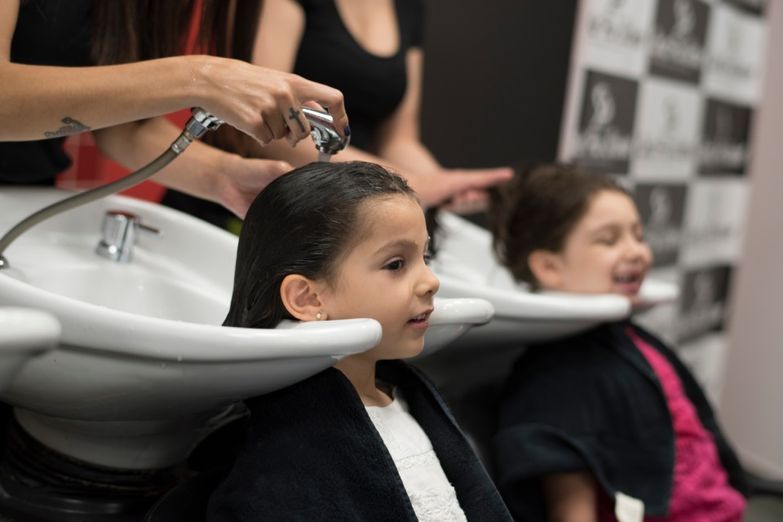 Kind beim Friseur