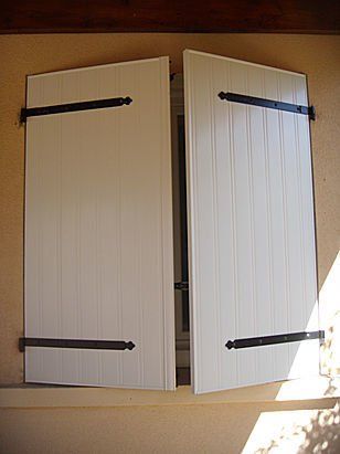 Volet battant blanc fermé