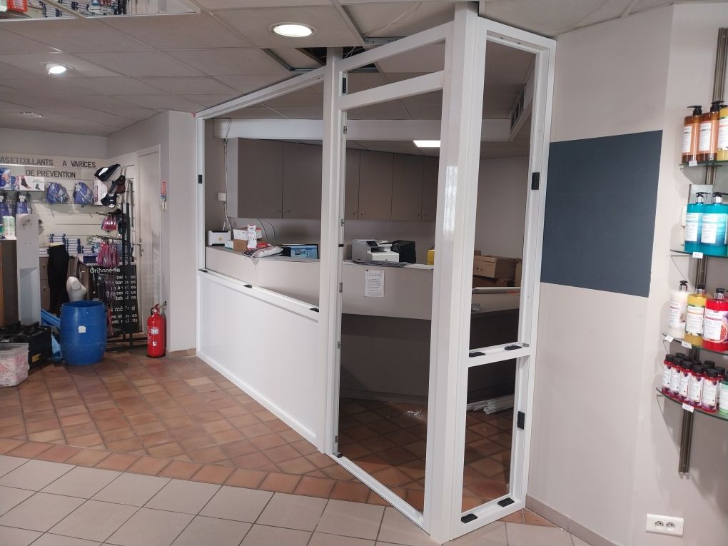 Porte ouverte sur bureau