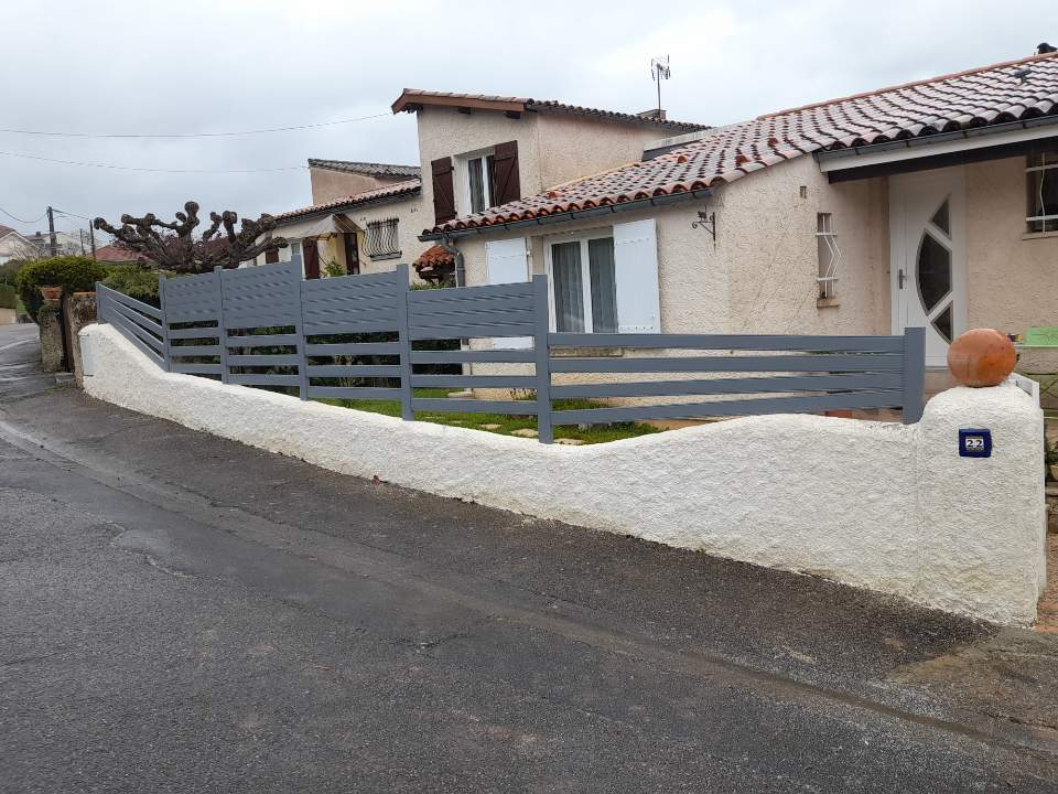 Muret avec clôture gris platine