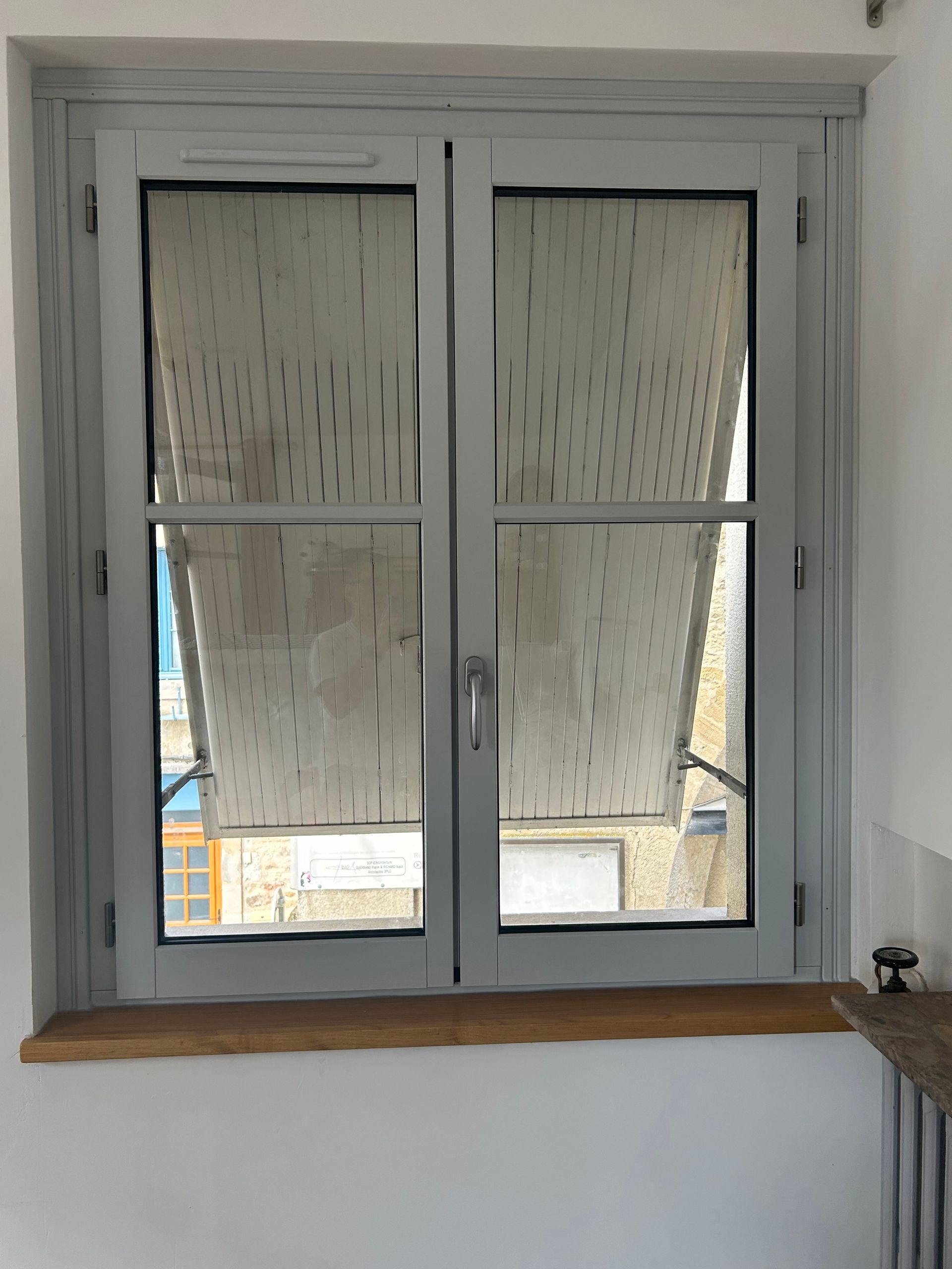 fenêtre blanche vue de l'intérieur