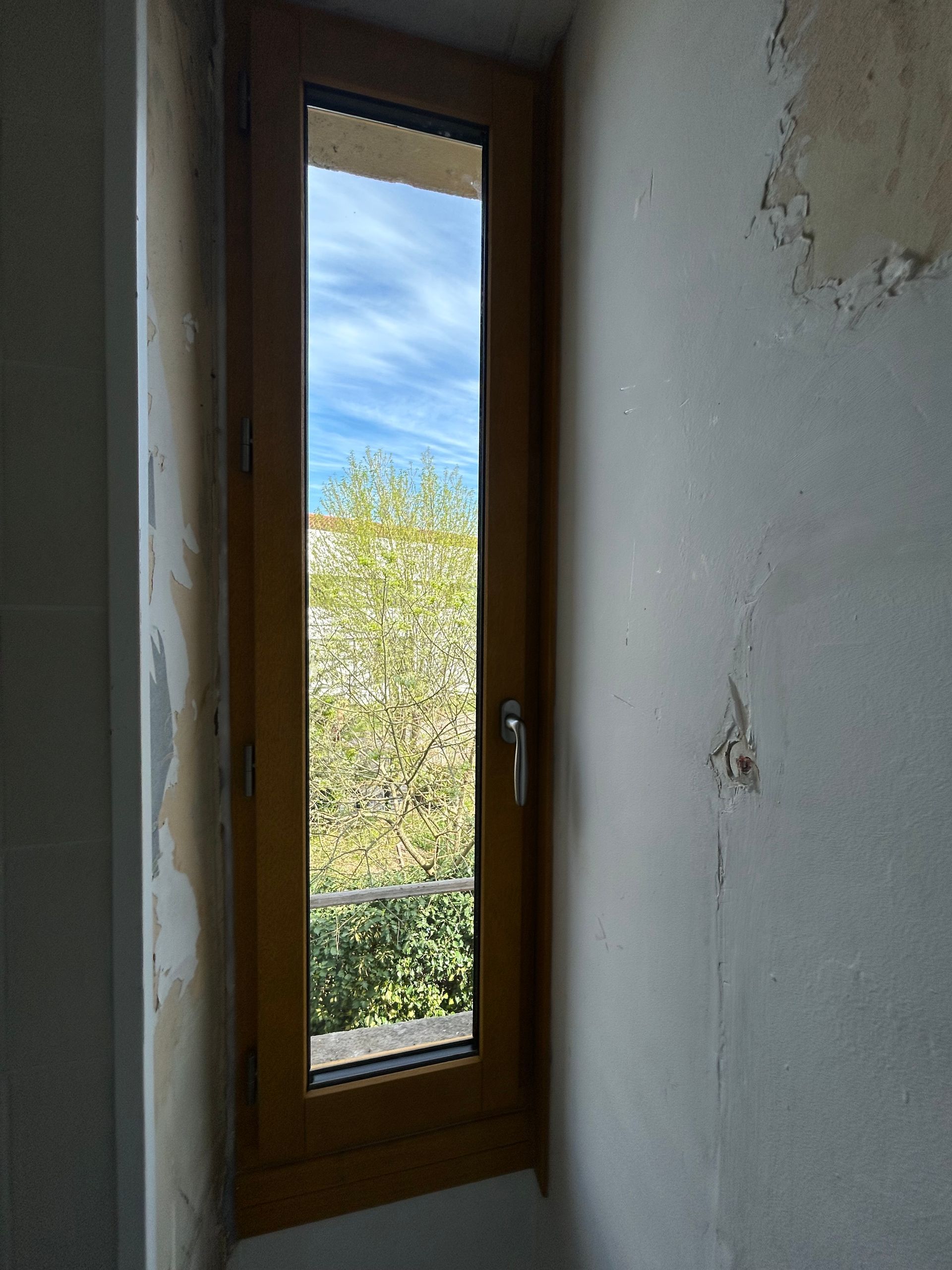 fenêtre en bois vue de l'intérieur