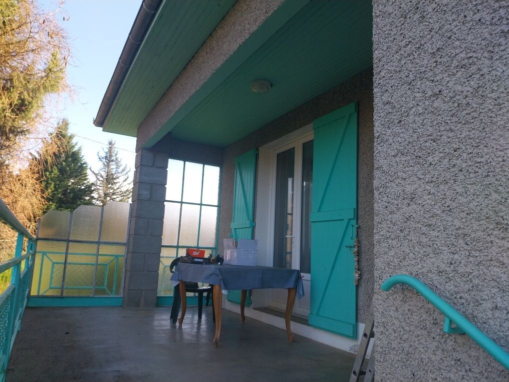 Terrasse avec garde-corps turquoise