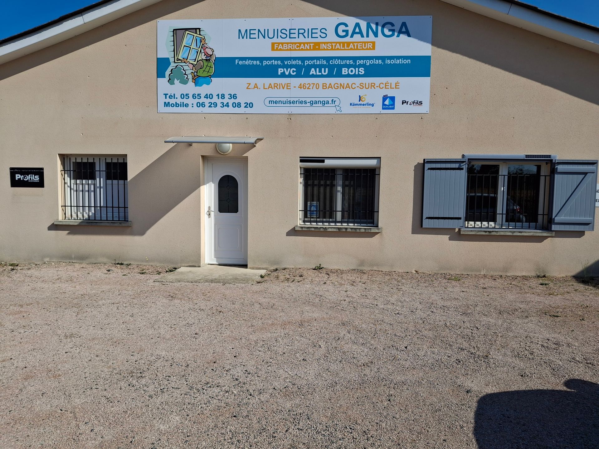Batîment de l'enseigne Menuiserie Ganga Bernard