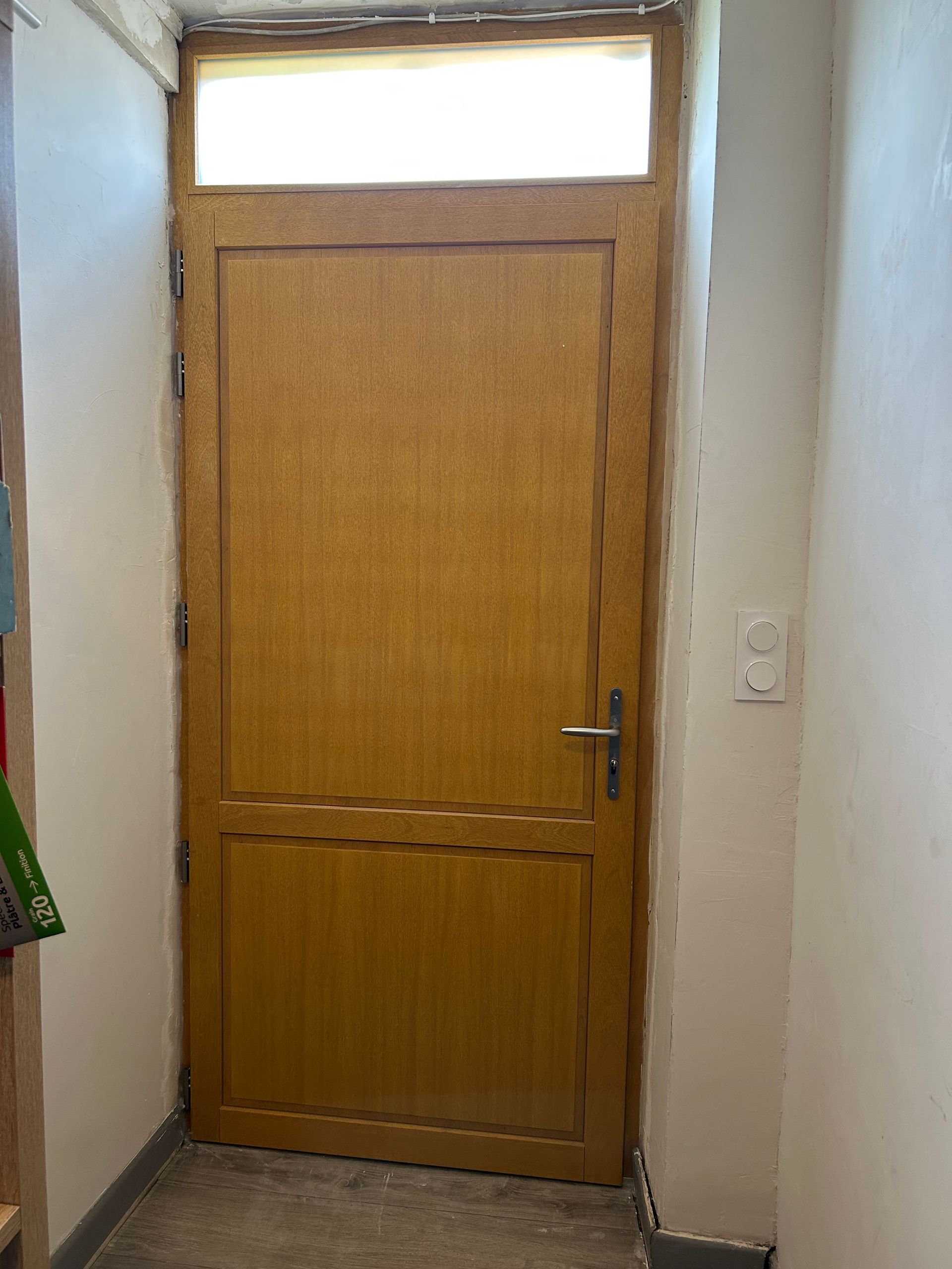 porte en bois clair vue de l'intérieur
