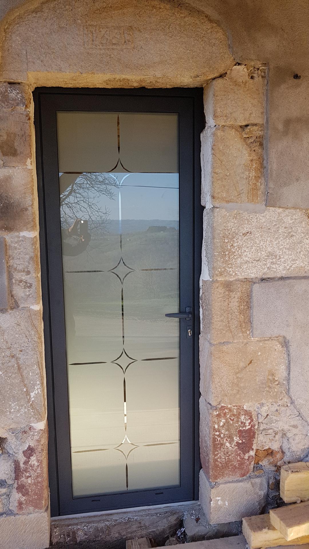 Porte noir en alu avec grande vitre