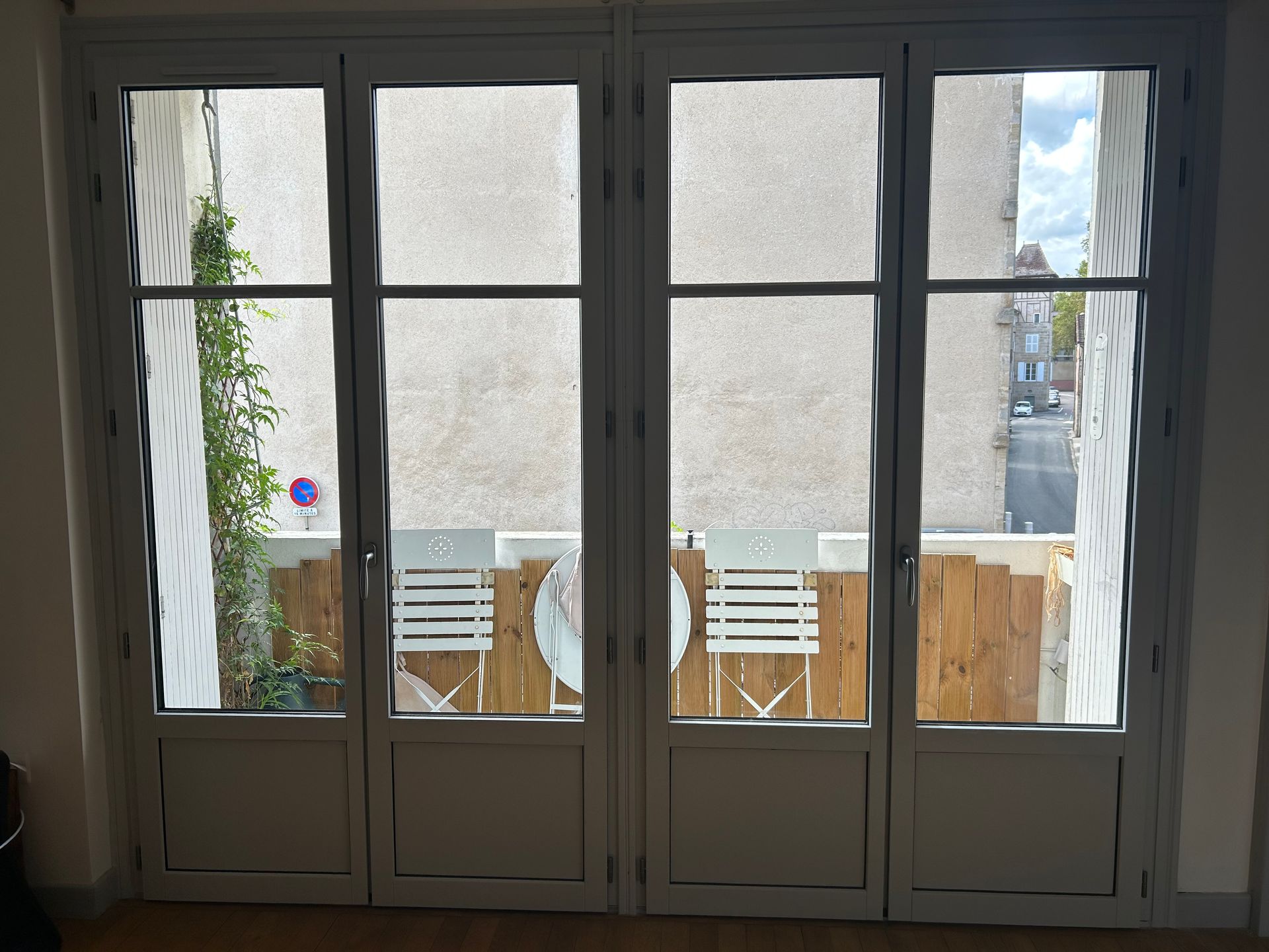 porte fenêtre blanche donnant sur un balcon