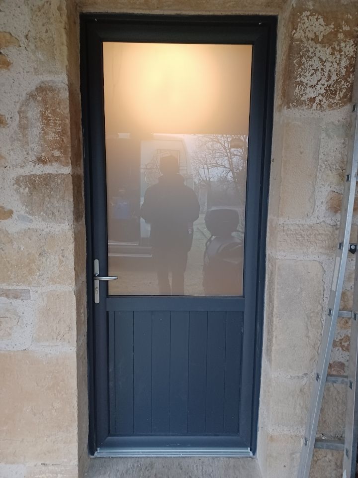 Porte en bois bleu après travaux