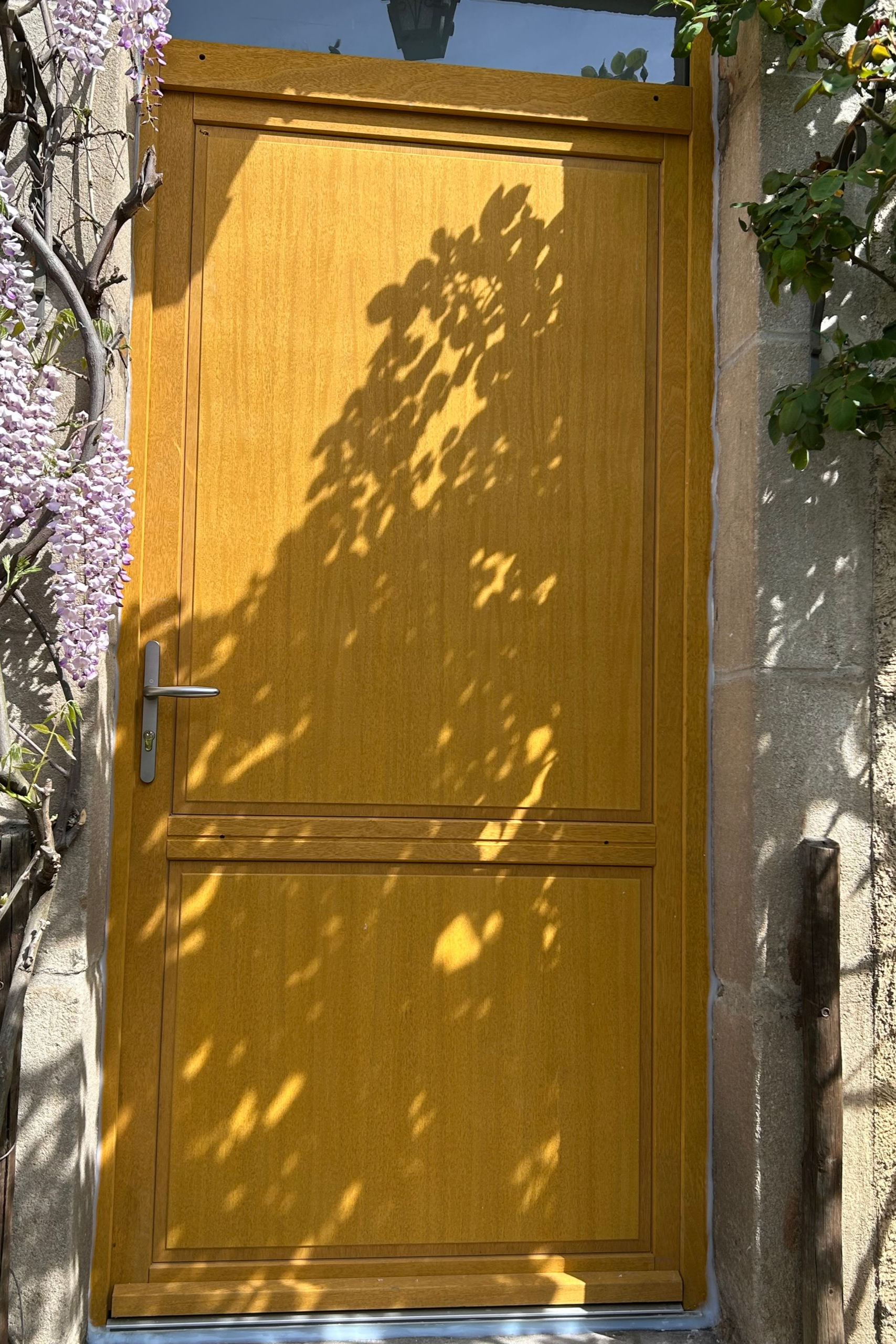 Porte d'entrée en bois jaune