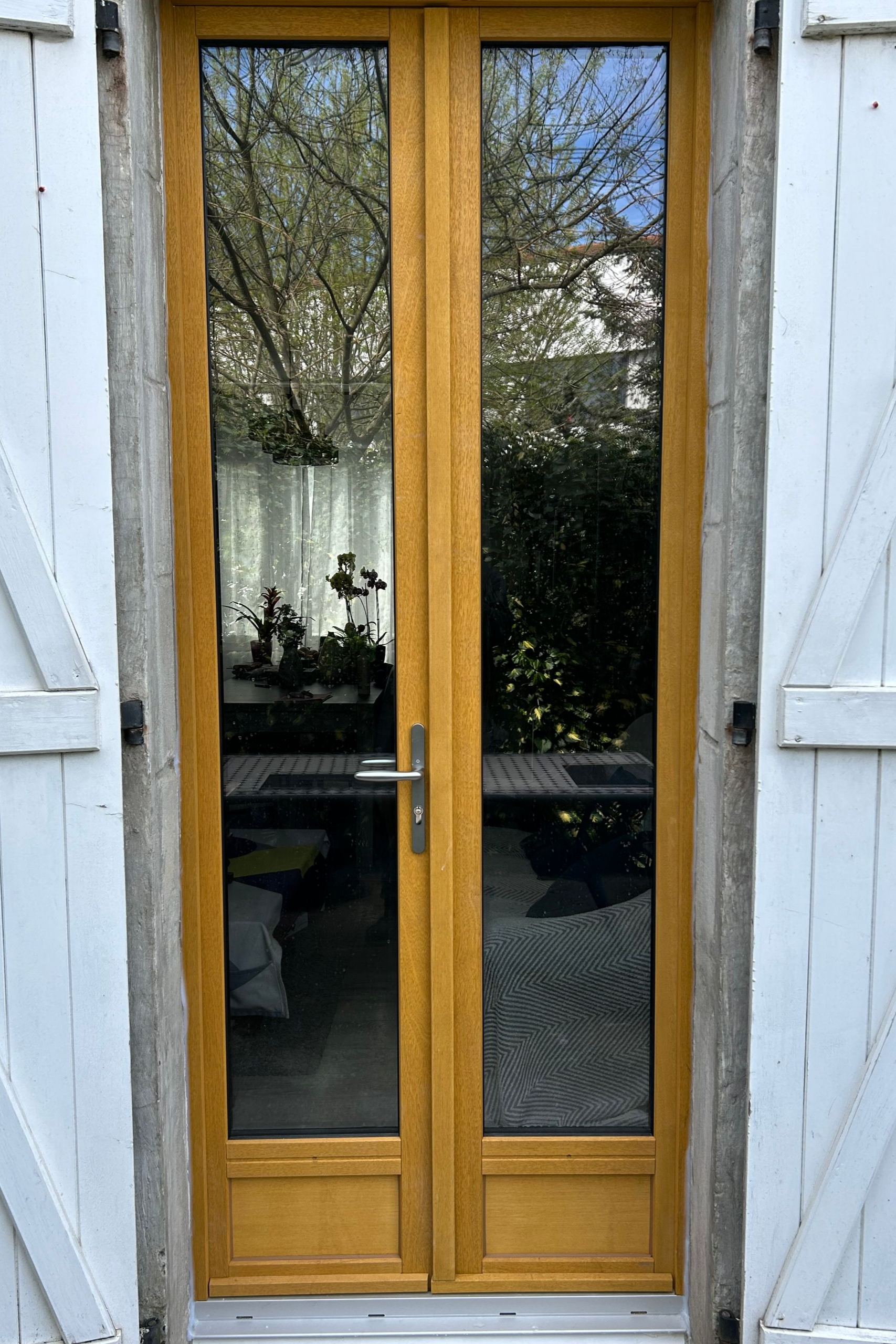 Porte-fenêtre fine en bois jaune