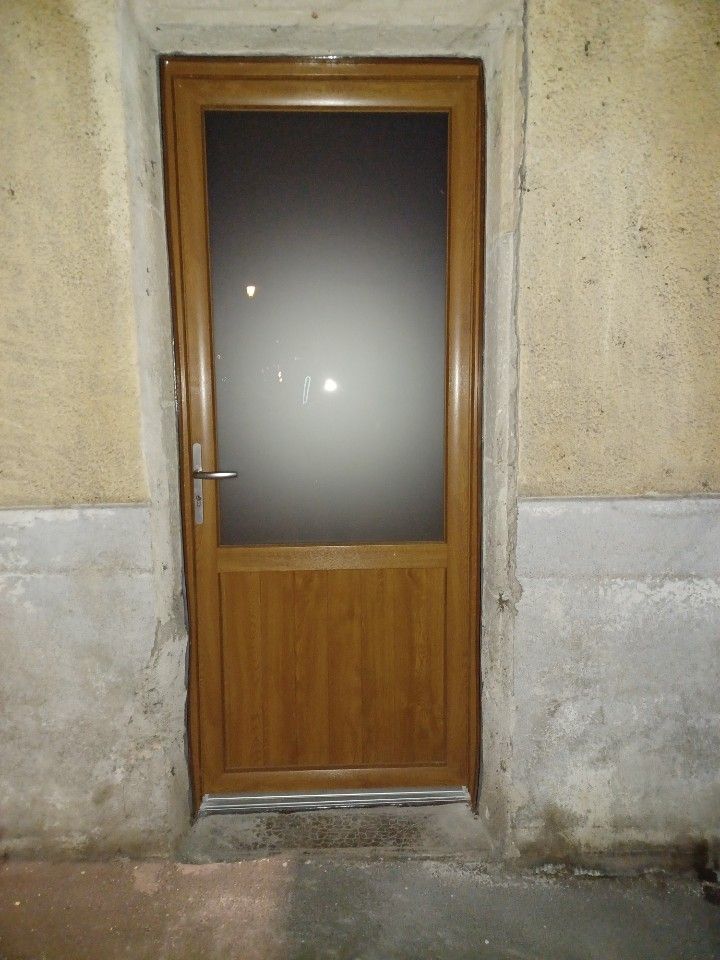 Porte d'entrée en bois vitrée