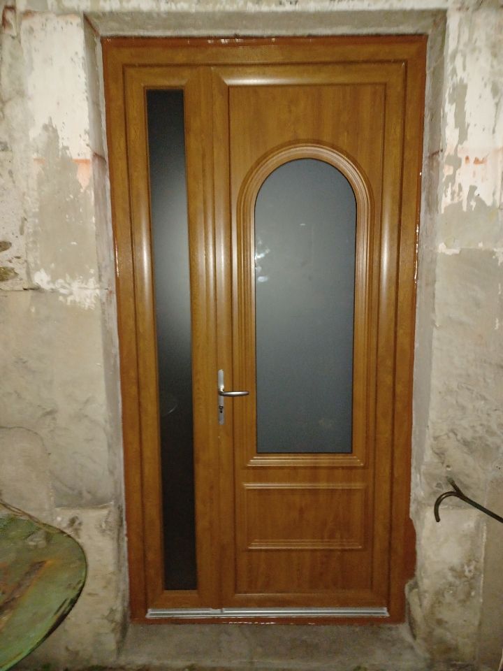 Porte d'entrée en bois avec vitre