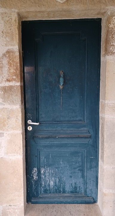 Porte en bois bleu avant travaux