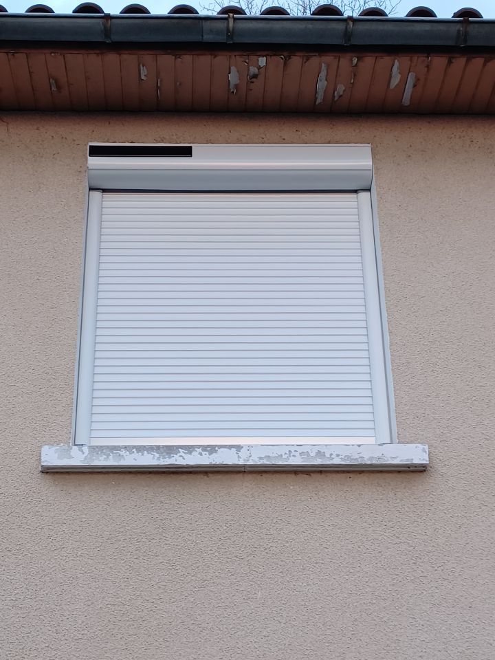 Volet blanc solaire fermé