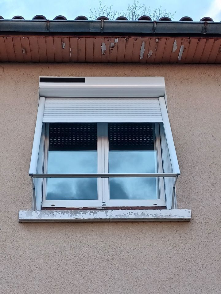 Volet blanc avec moustiquaire