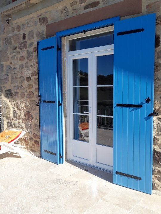 Volet battant bleu satiné