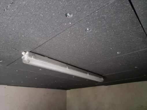 Néon sur plafond de garage