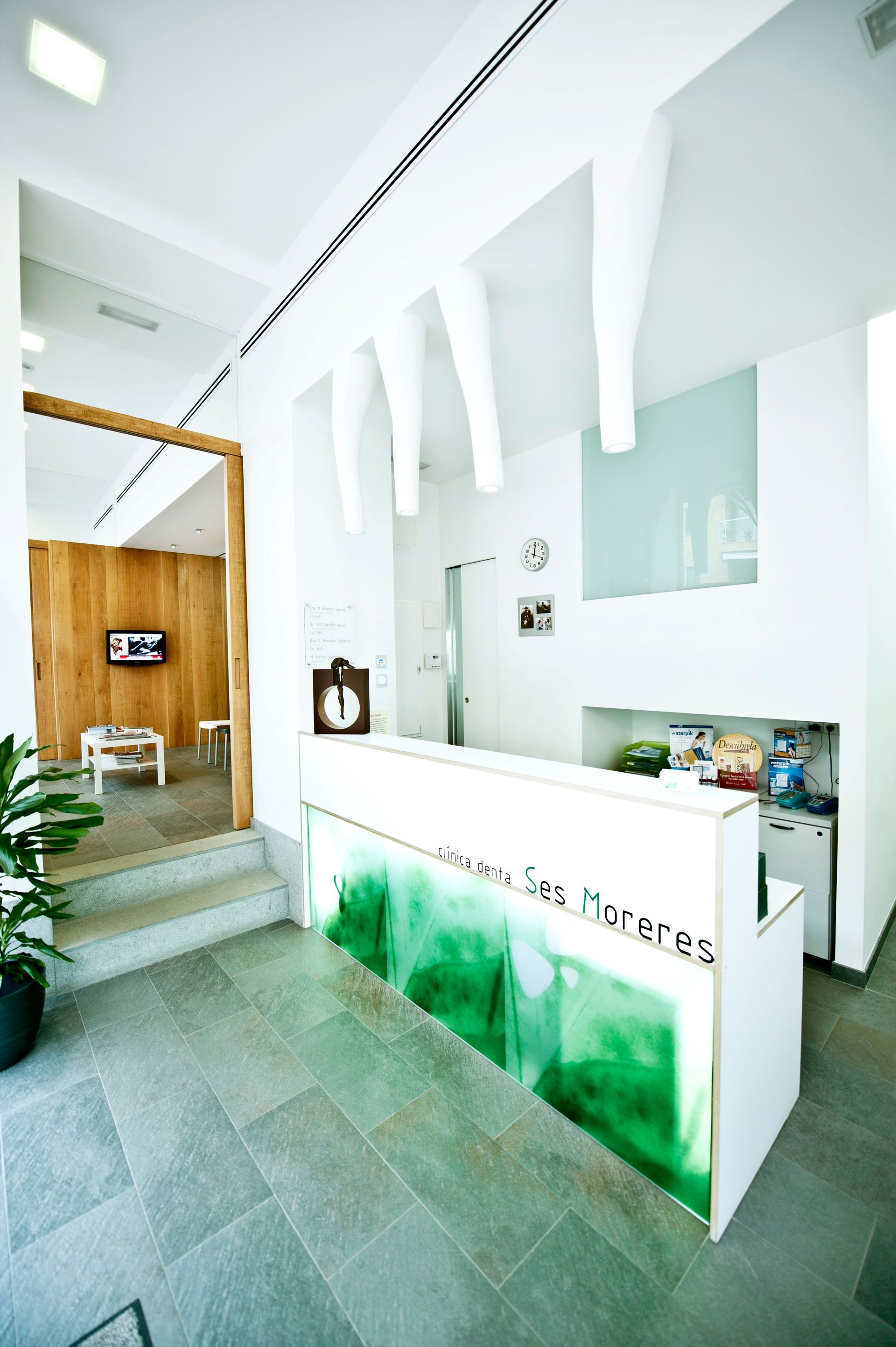 Un mostrador de recepción blanco y verde en una habitación.