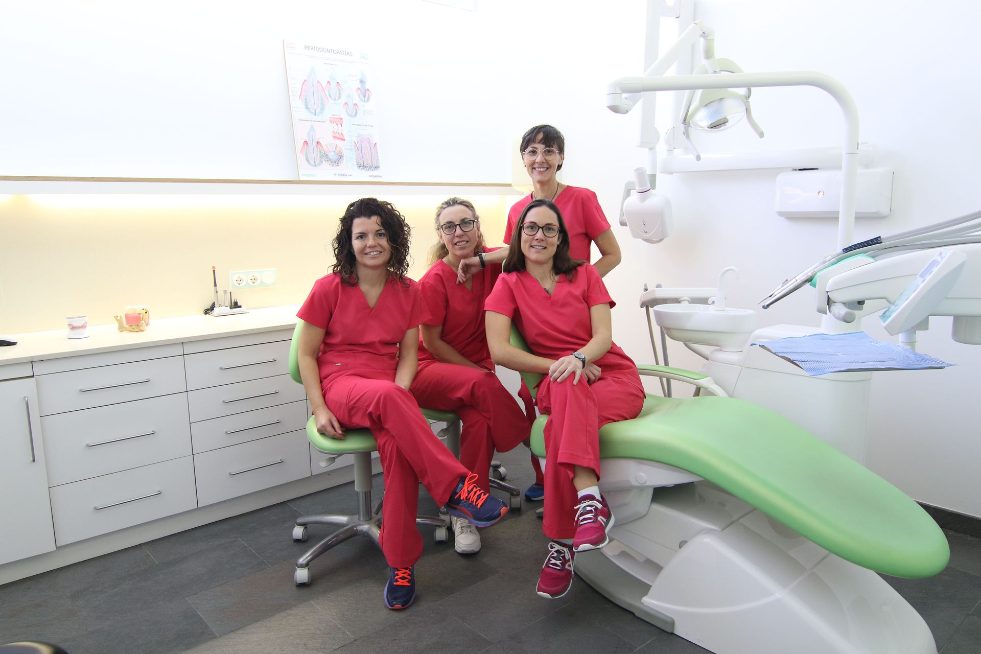 Un grupo de dentistas posan para una fotografía en un consultorio dental.