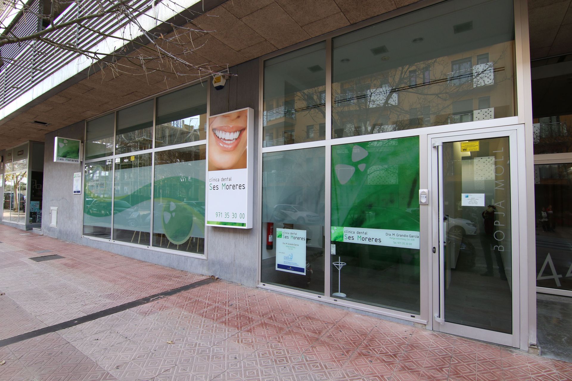 Un edificio con una imagen de una sonrisa en el costado.