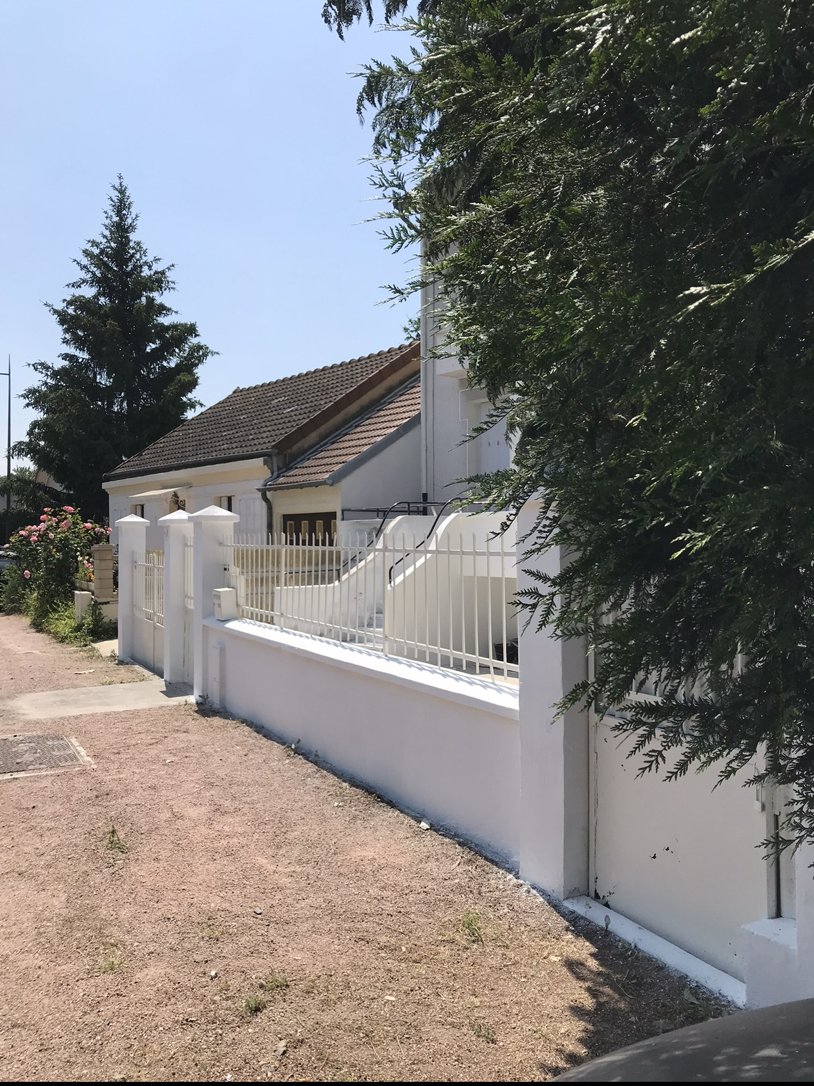 Extérieur avec murs blancs