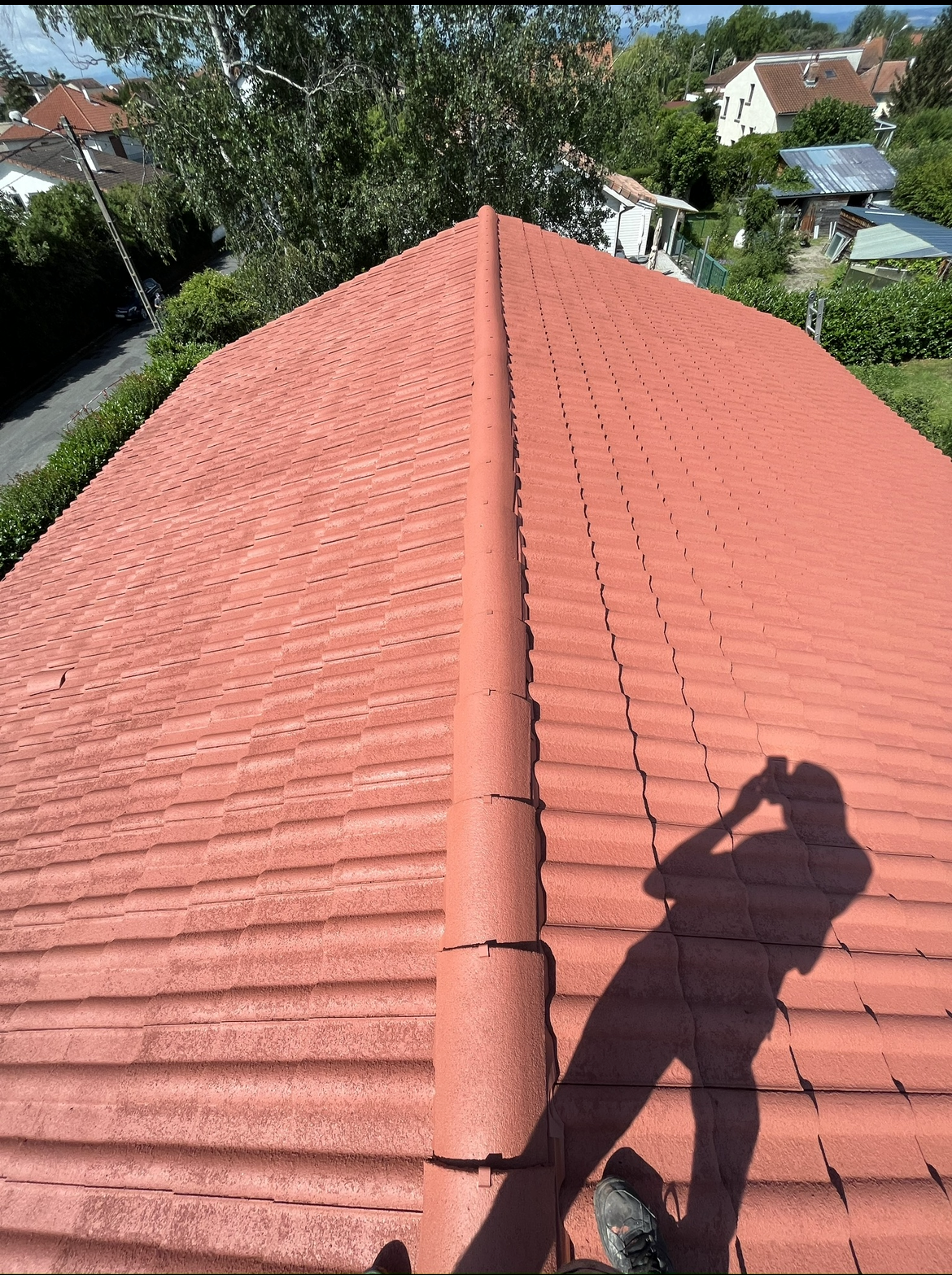 Photo d'un toit avec tuiles oranges