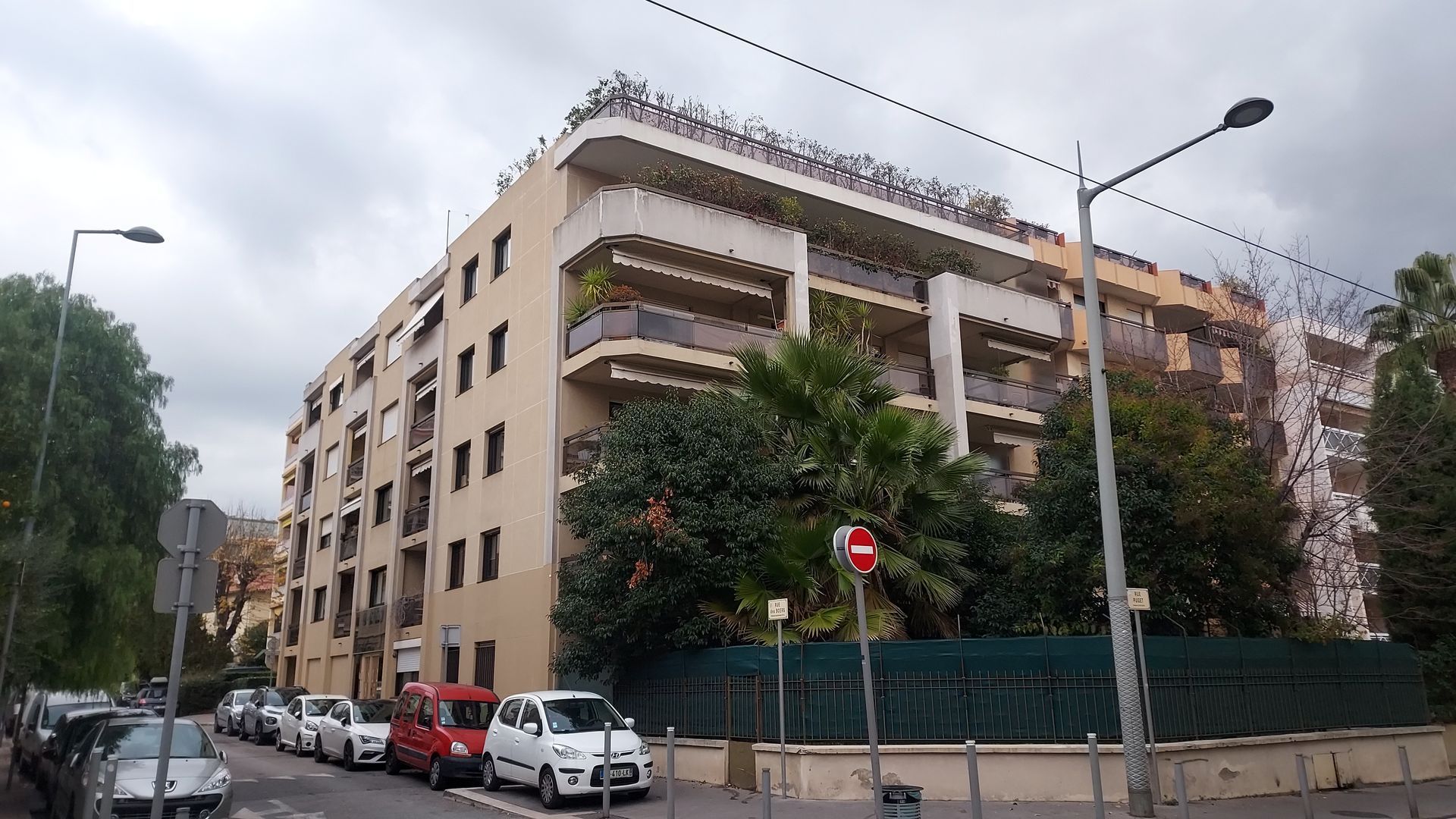 Avant - Façade d'immeuble