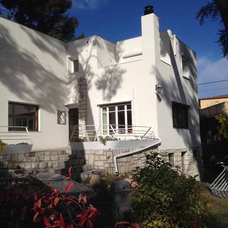 Façade de maison blanche