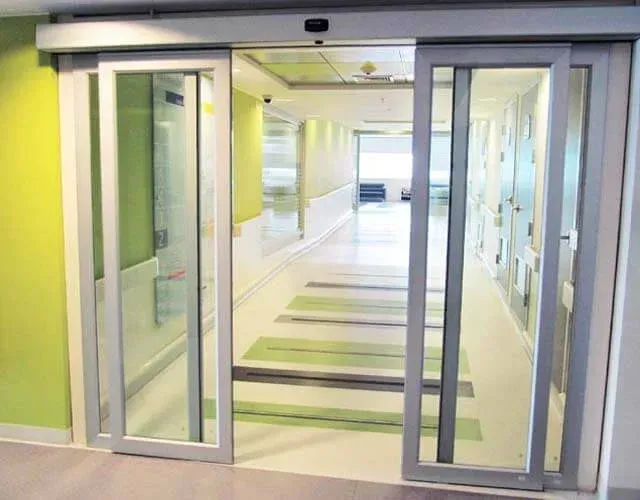 Persona con mascarilla y bufanda negras pasando por un torniquete del metro; se ve la señal de salida.