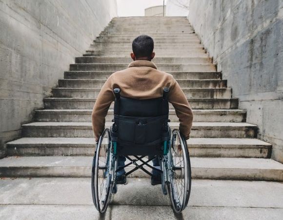 Ilustración provisional de una montaña y un círculo, todo en color gris claro.