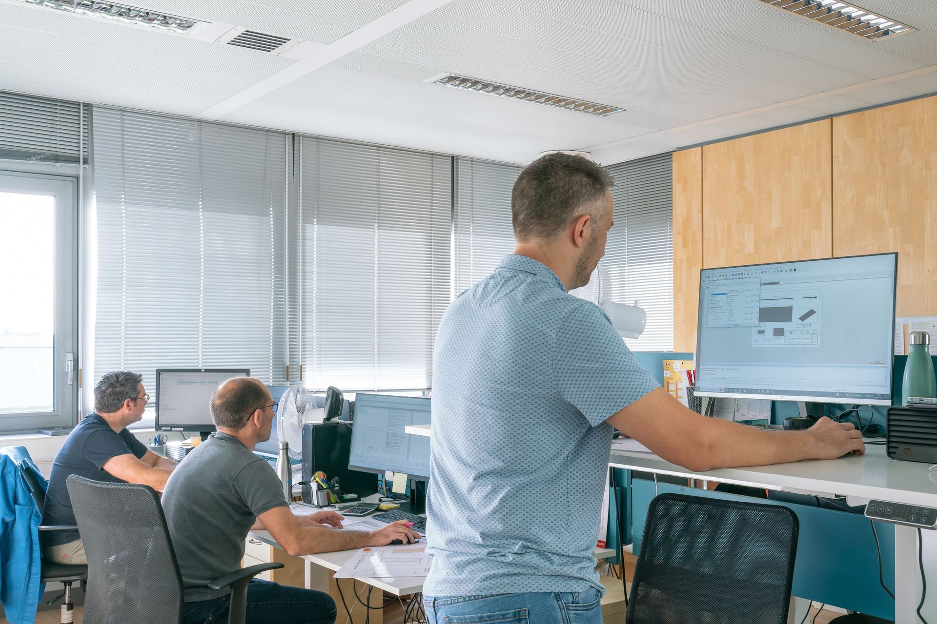 Salle de restauration avec chaise bleue en velours