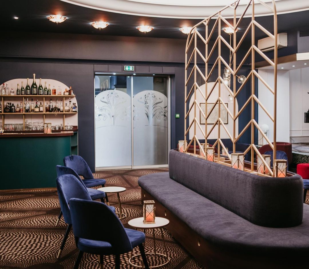 Salon de restaurant avec un canapé et des chaises