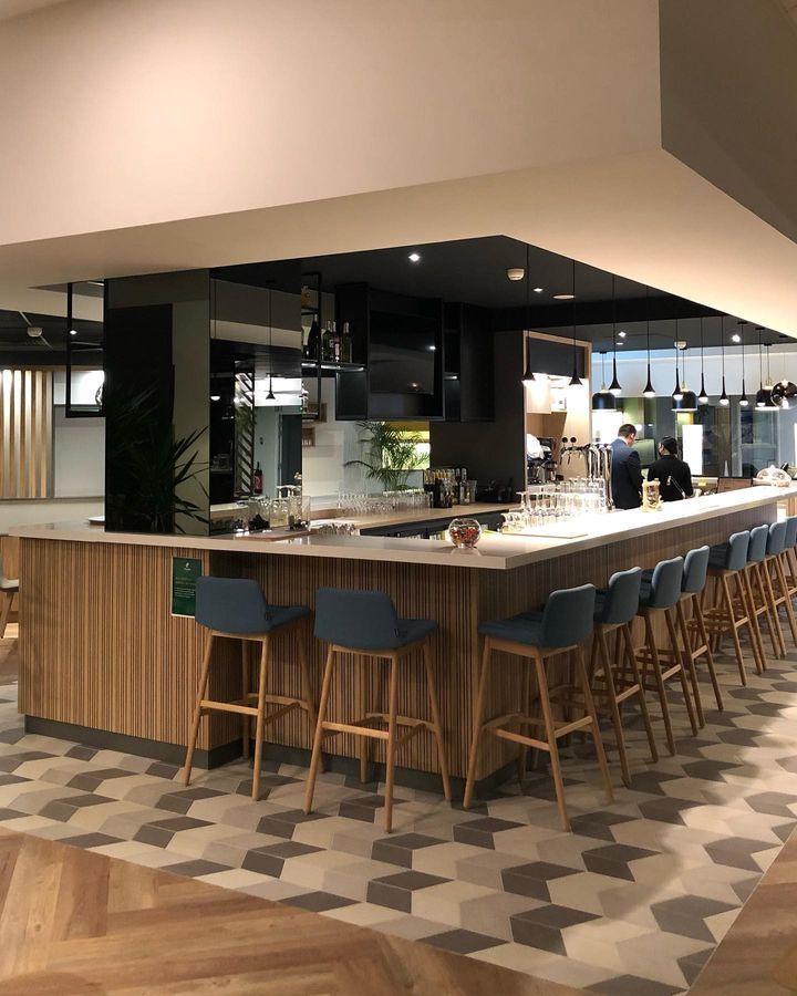 Bar-restaurant en bois avec du personnel