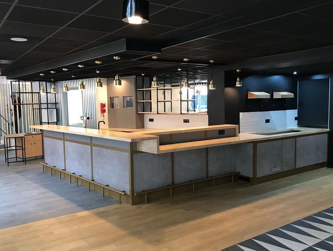 Rénovation d'une grande cuisine avec un comptoir