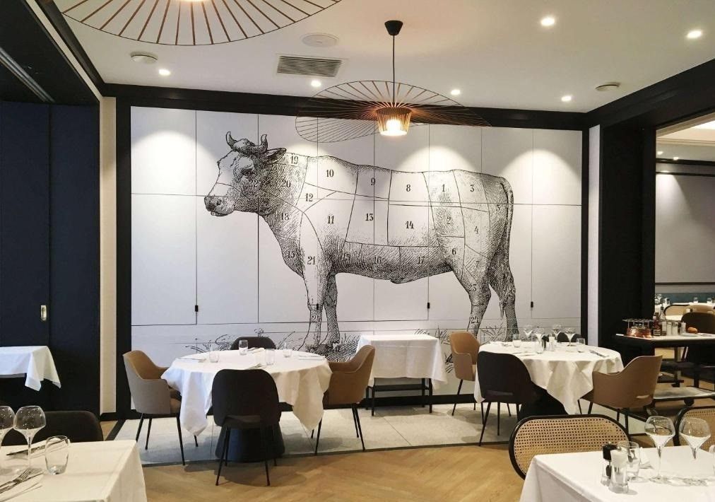 Salle de restaurant avec un dessin de bovin