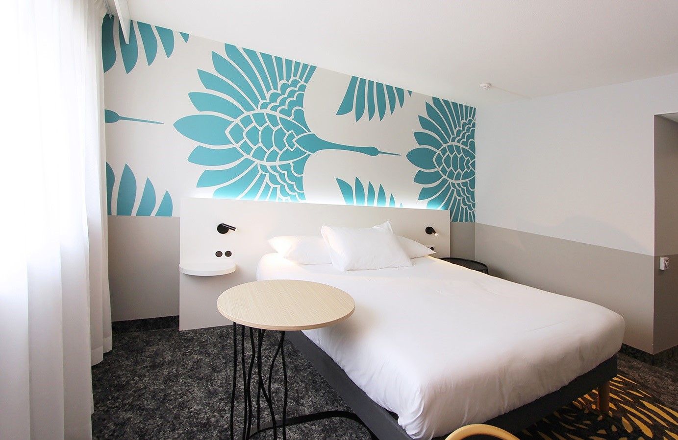 Chambre d'hôtel avec agencement en bois