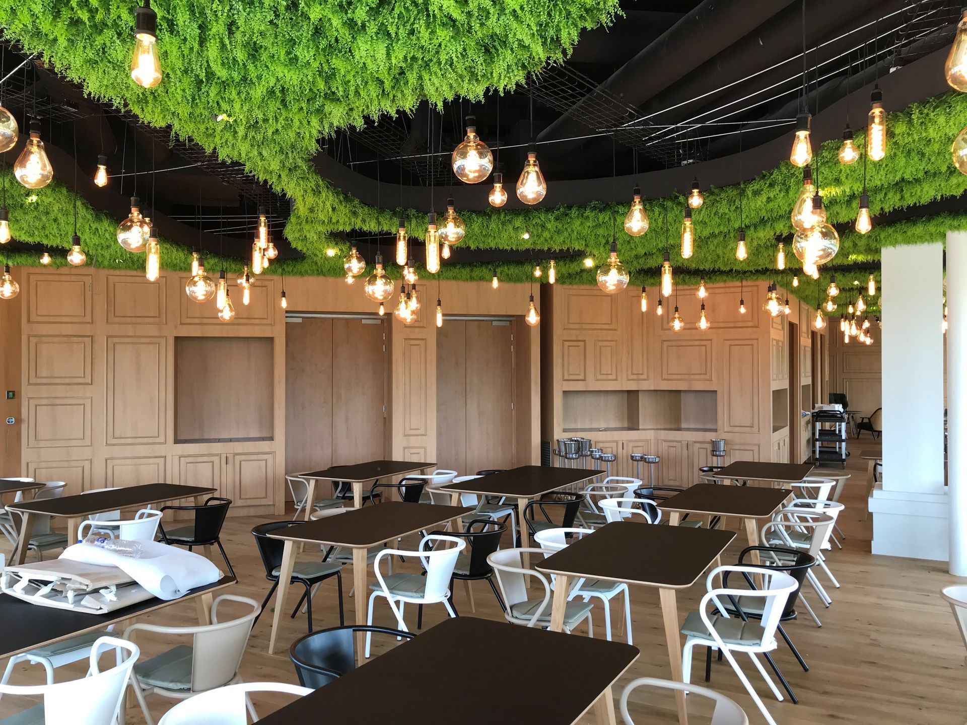 Salle de restaurant avec plafond végétalisé