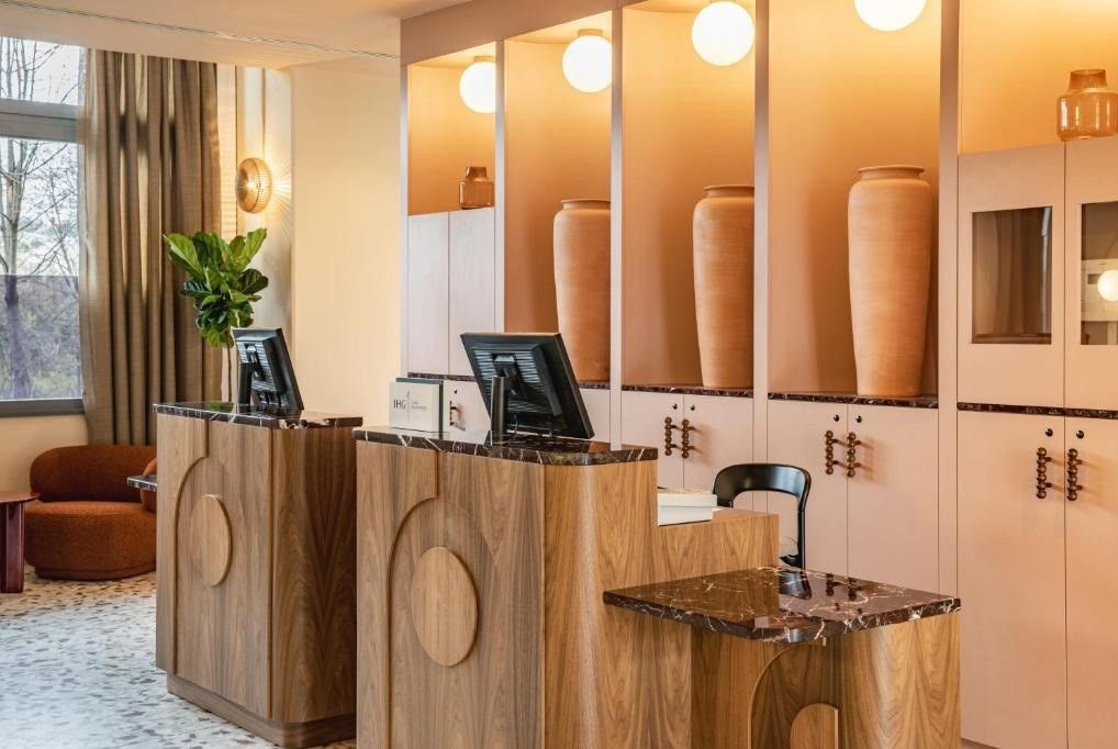 Salle de restauration avec grande table en bois