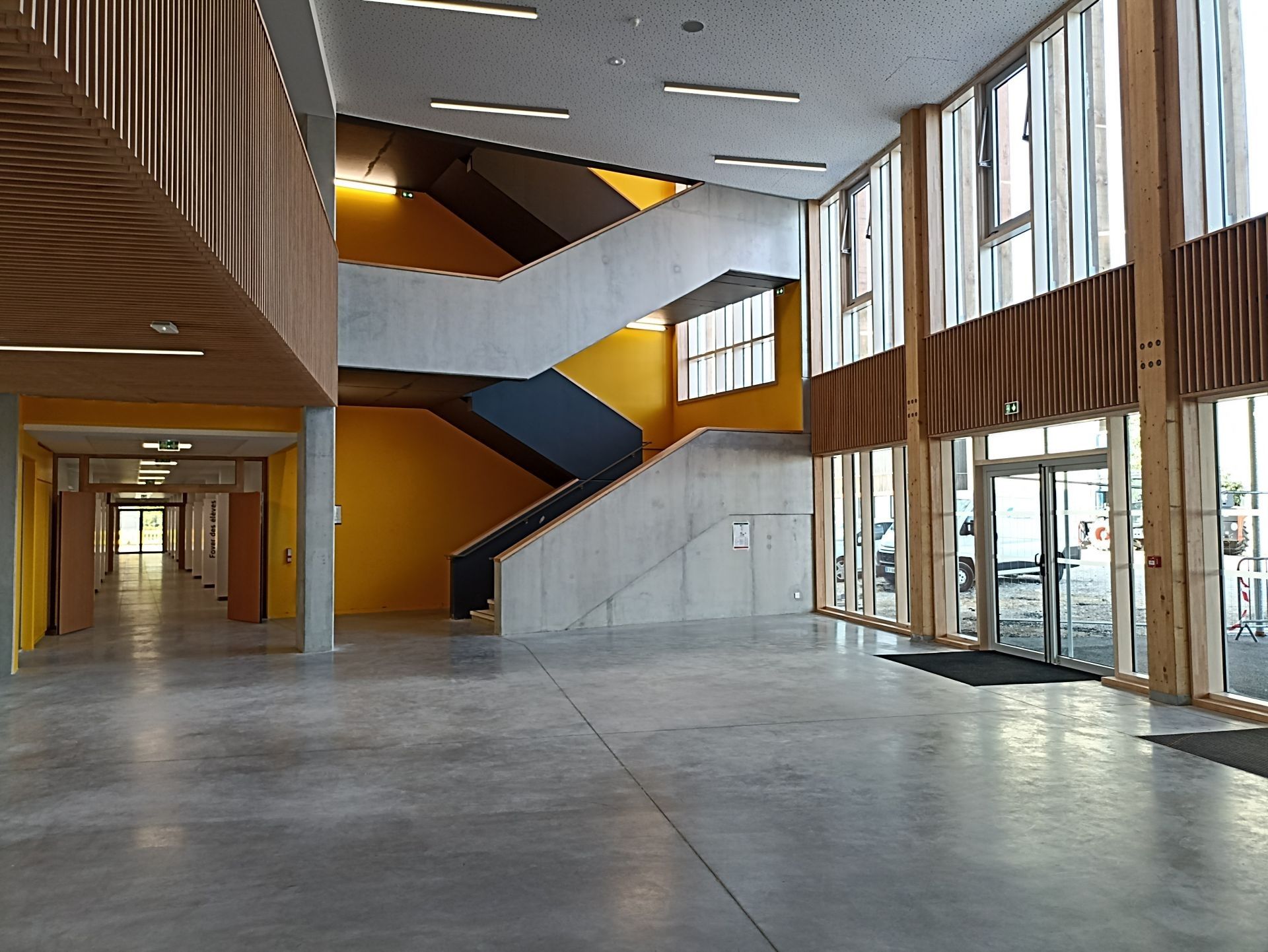 Intérieur d'un bâtiment avec bardage en bois sur certains murs