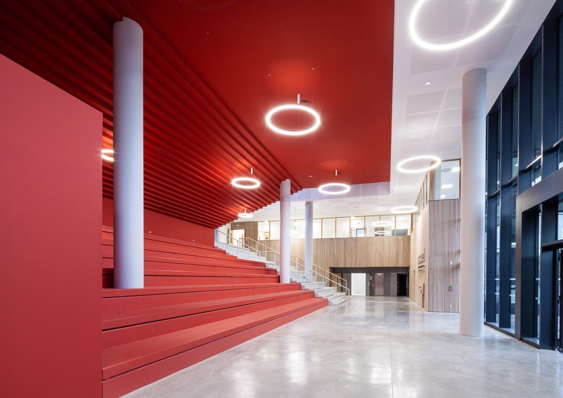 Entrée d'un bâtiment avec bardage bois