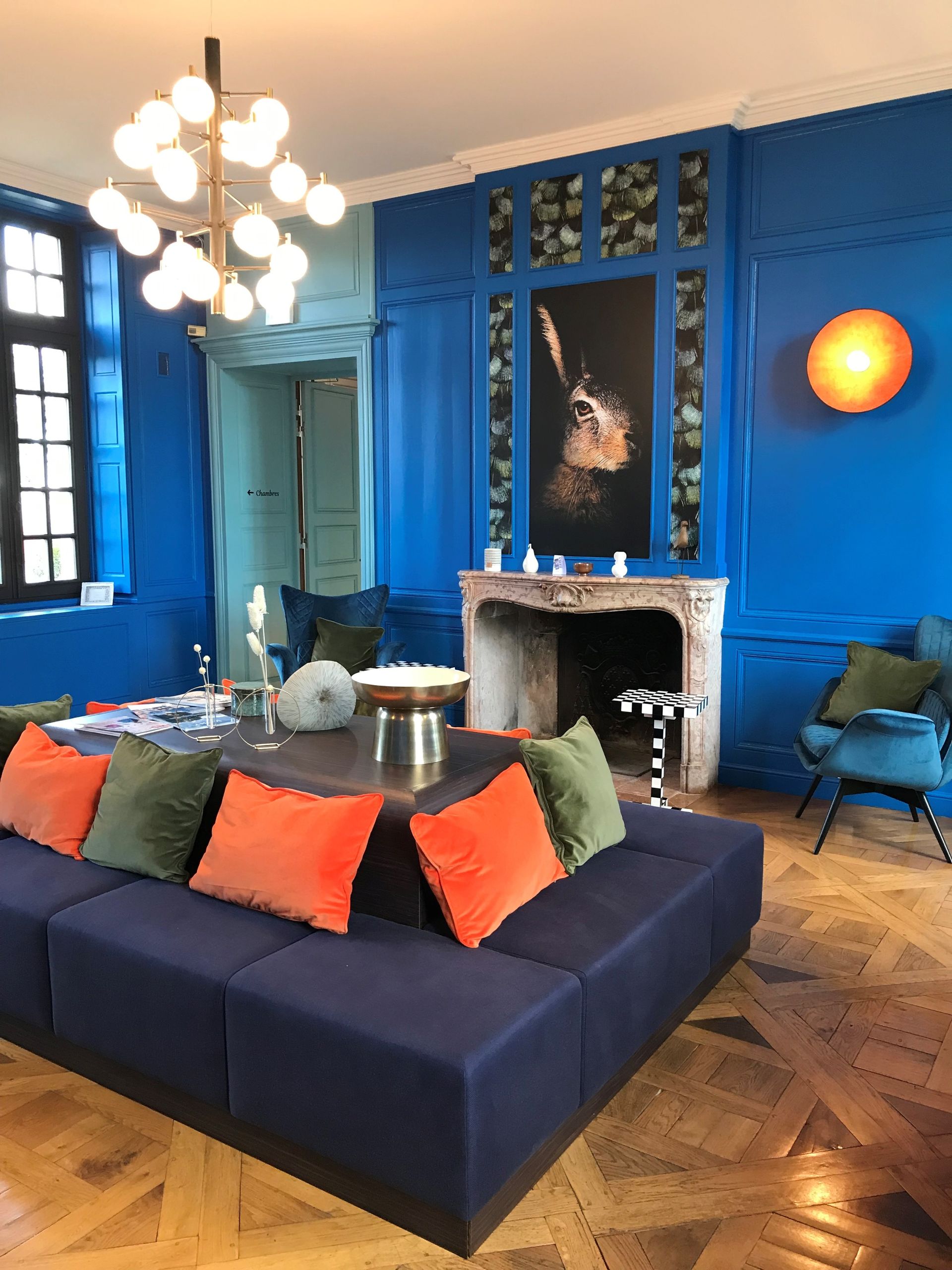 Intérieur d'une habitation avec une cheminée et des murs bleus