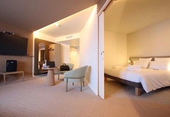 Chambre d'hôtel avec une grande télévision