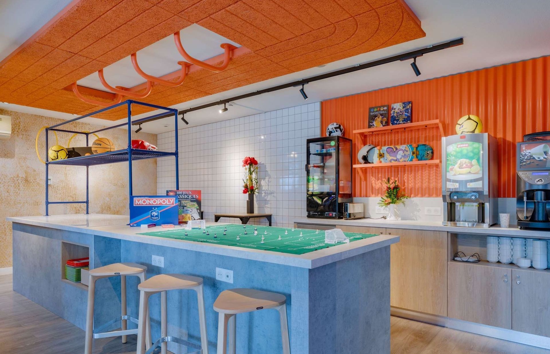 Salle de pause d'une entreprise avec jeu et cafetières