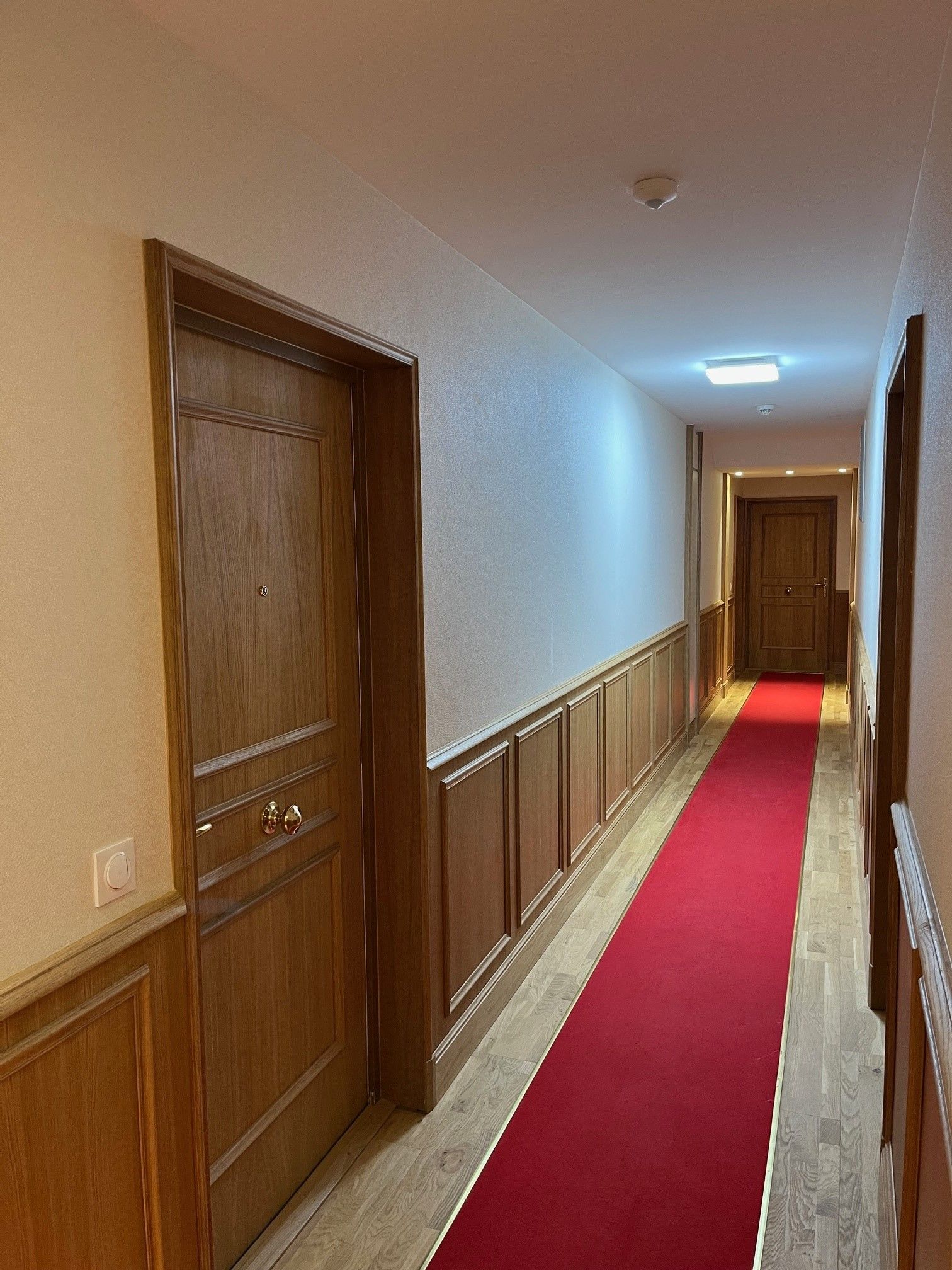 Extérieur d'un immeuble avec du bardage en bois au niveau des balcons