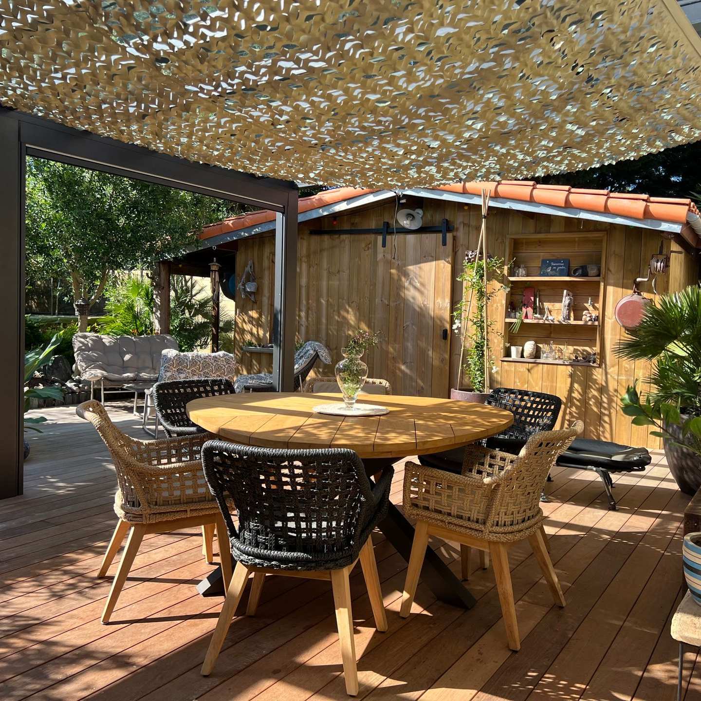 Chambre avec deux lits jumeaux, tête de lit en bois, bibliothèque intégrée et murs lambrissés.