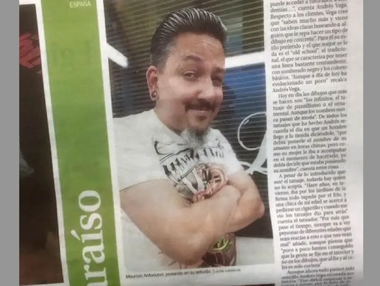 Un hombre con los brazos cruzados aparece en un artículo de periódico.