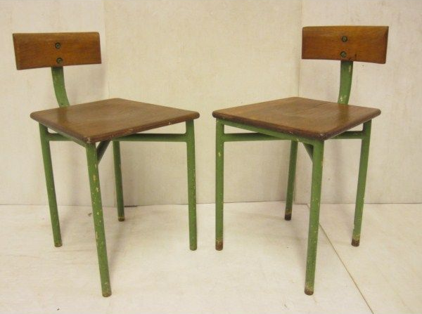 Deux chaises vintage avec des structures en métal vert et des assises et dossiers en bois.